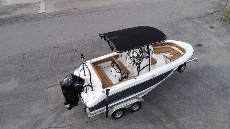 Slide: The Image of Robalo R202 Explorer 2025 - 5