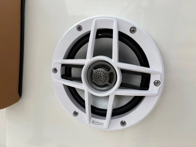 Slide: The Image of Robalo R202 Explorer 2025 - 59