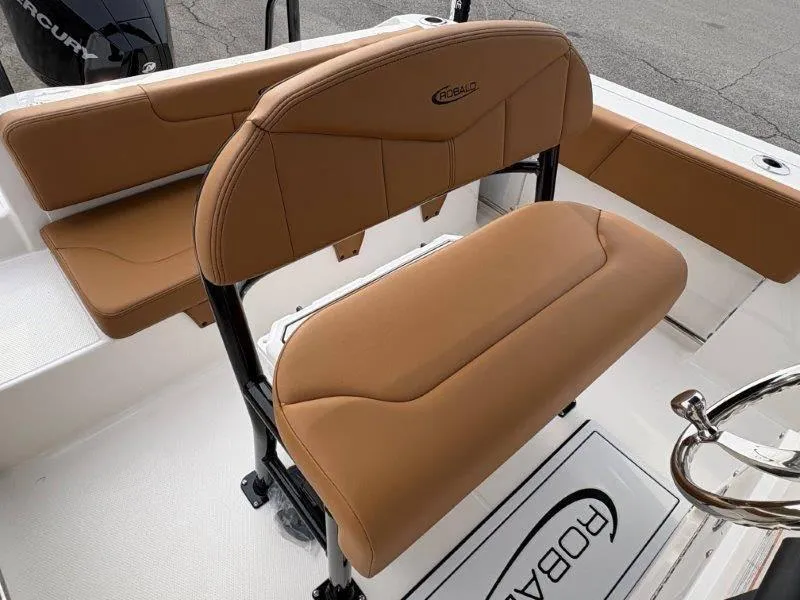 Slide: The Image of Robalo R202 Explorer 2025 - 60