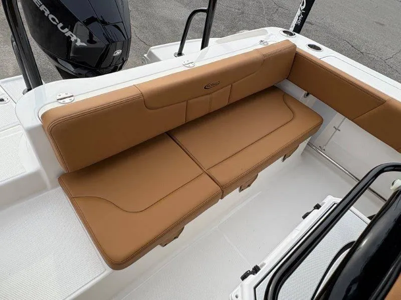 Slide: The Image of Robalo R202 Explorer 2025 - 61