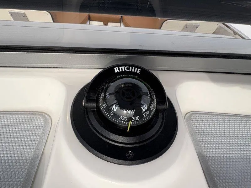 Slide: The Image of Robalo R202 Explorer 2025 - 63