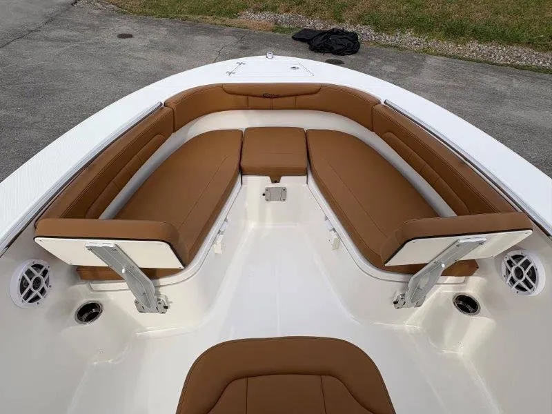 Slide: The Image of Robalo R202 Explorer 2025 - 67