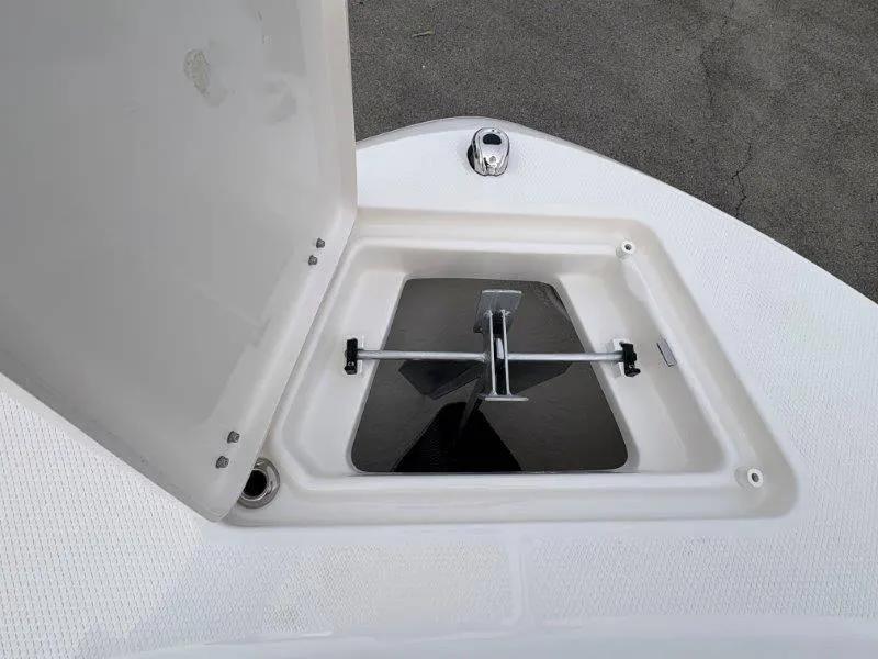 Slide: The Image of Robalo R202 Explorer 2025 - 71