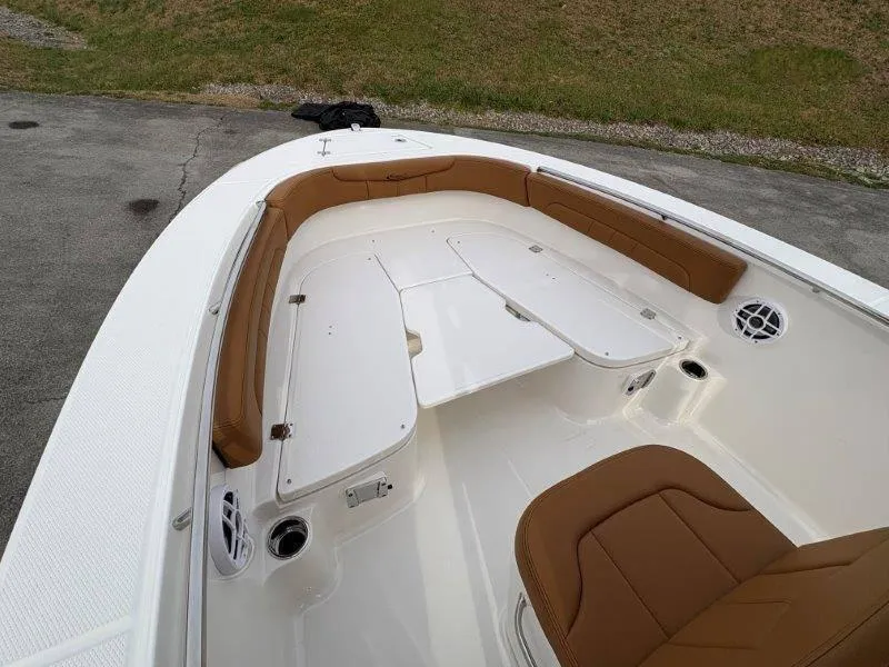 Slide: The Image of Robalo R202 Explorer 2025 - 74