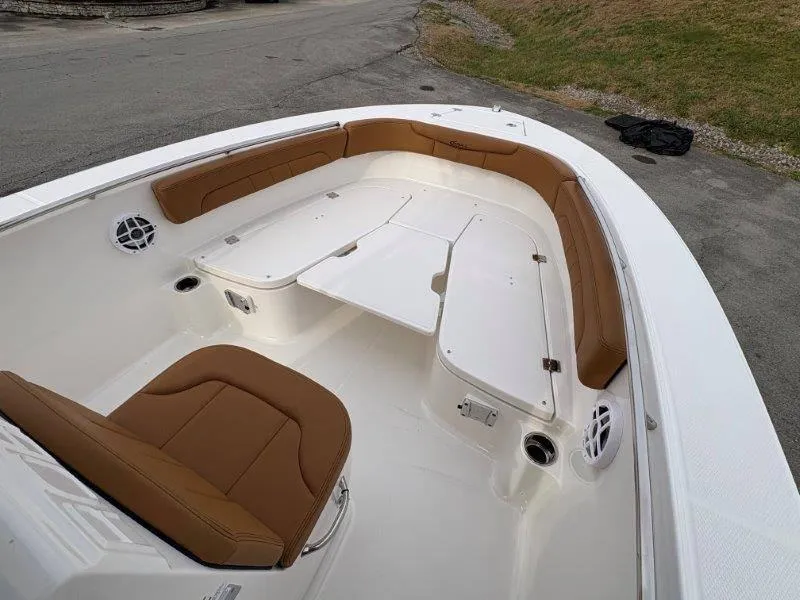 Slide: The Image of Robalo R202 Explorer 2025 - 75