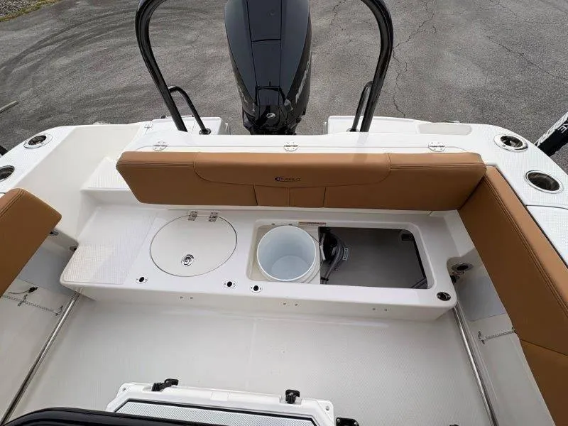 Slide: The Image of Robalo R202 Explorer 2025 - 77