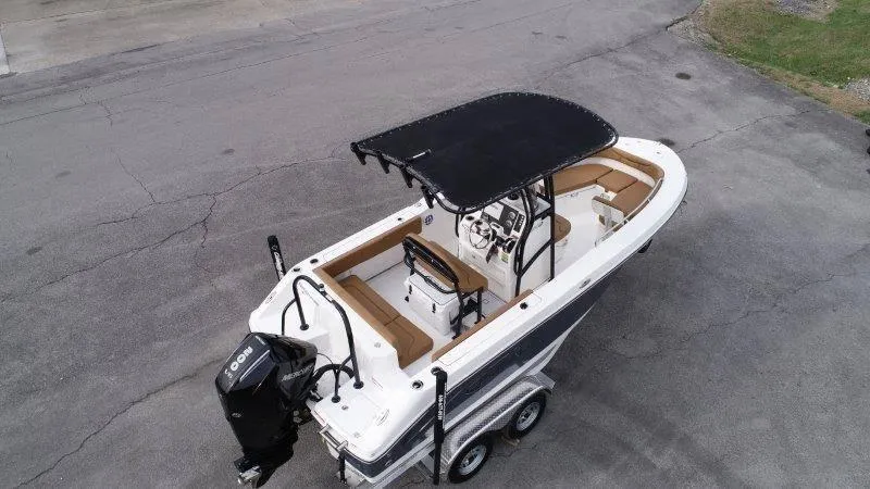 Slide: The Image of Robalo R202 Explorer 2025 - 8