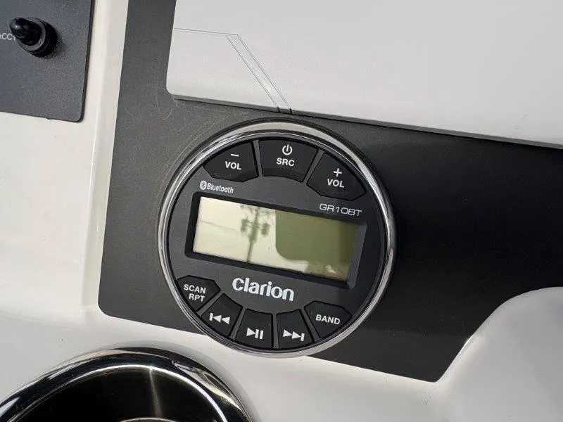 Slide: The Image of Robalo R202 Explorer 2025 - 87