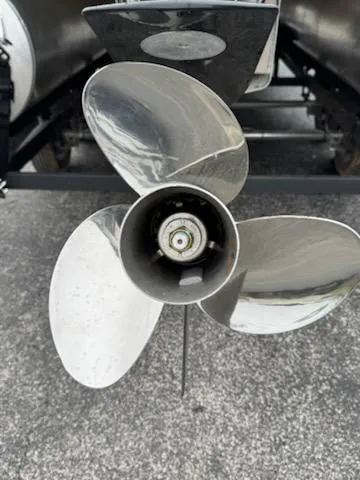 Slide: The Image of Propeller of 2025 Sun Tracker SportFish 20 DLX boat on display. - 4