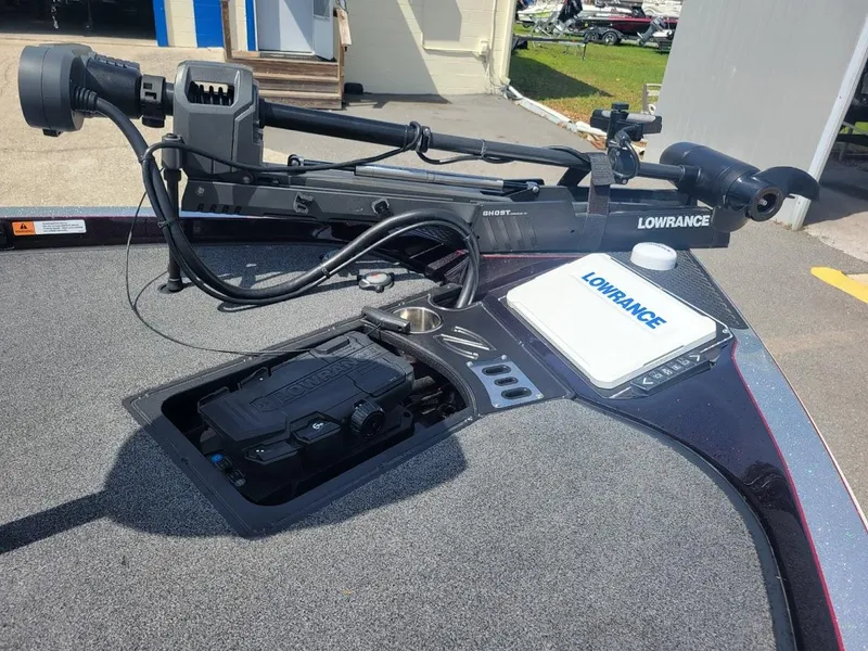 Slide: The Image of 2021 Ranger Z520L boat with Lowrance electronics and trolling motor on deck. - 16