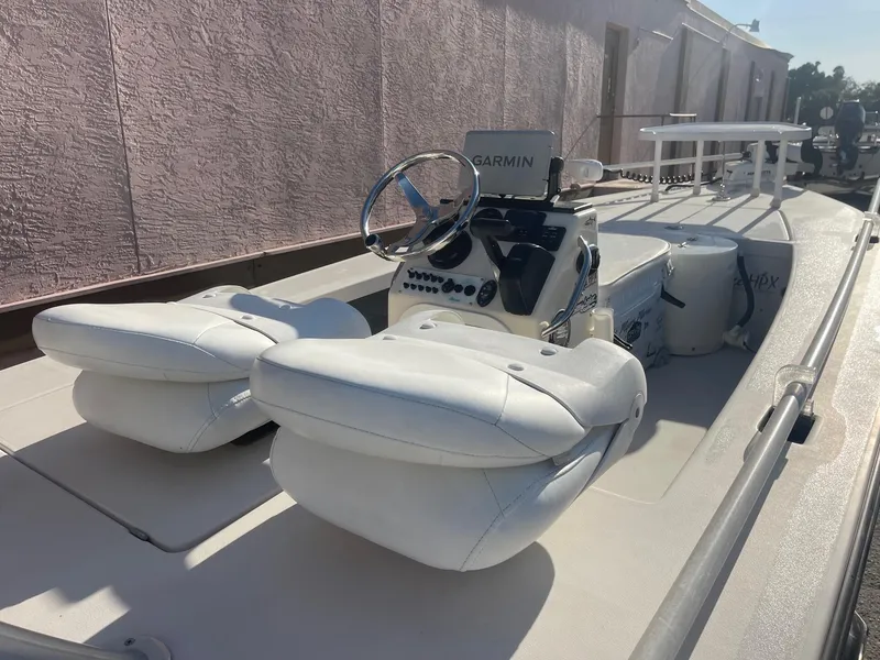 Slide: The Image of 2006 Maverick Mirage 17HPX-Tunnel boat with white seating and Garmin navigation system. - 6