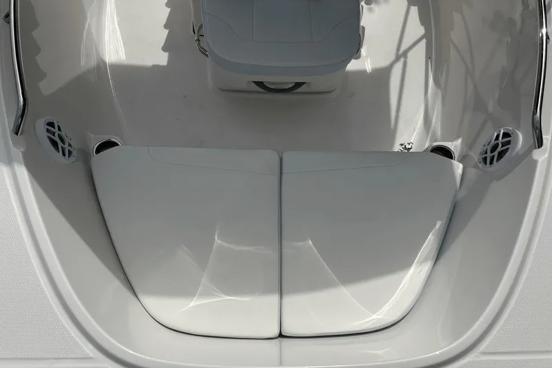 Slide: The Image of Robalo R180 2024 - 13