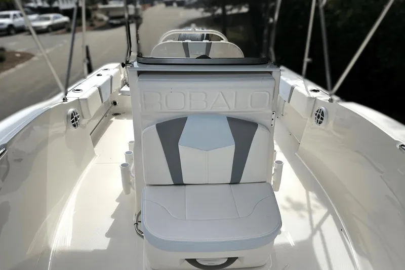 Slide: The Image of Robalo R180 2024 - 14