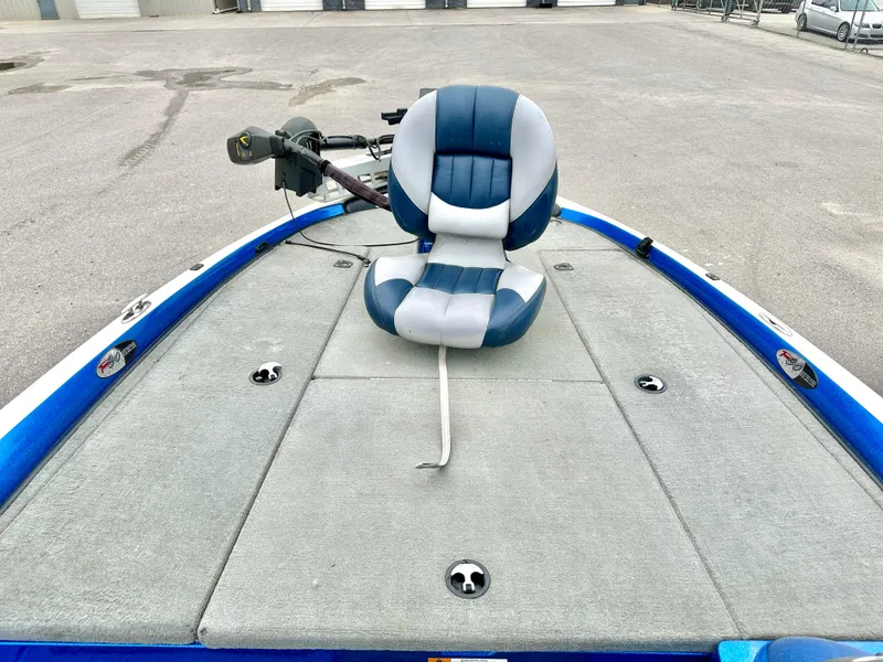 Slide: The Image of 2009 Stratos 294 XL Evolution boat with blue and gray seating on deck. - 14