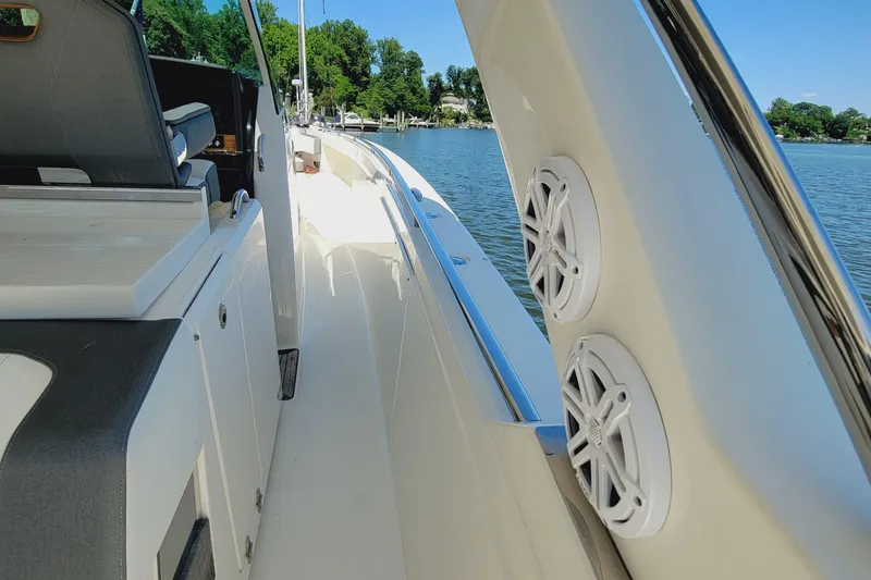 Slide: The Image of Tiara 38 LS 2021 - 70