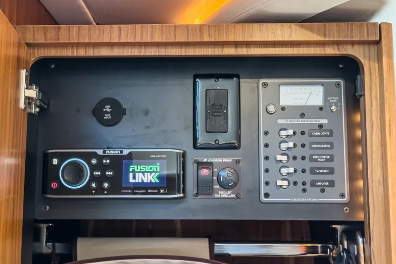 Slide: The Image of Tiara 3100 Coronet 2018 - 57