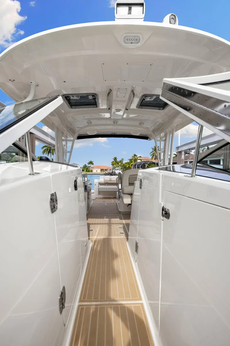 Slide: The Image of Boston Whaler 320 Vantage 2022 - 50