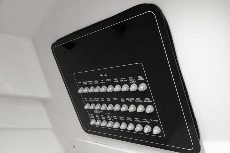 Slide: The Image of Boston Whaler 320 Vantage 2022 - 51