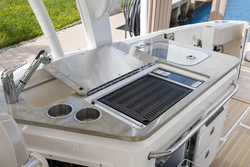 Slide: The Image of Boston Whaler 320 Vantage 2022 - 52
