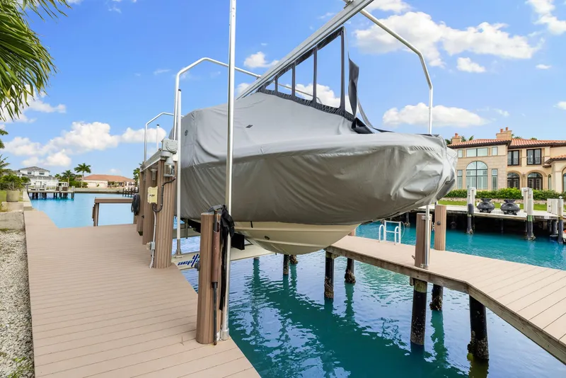 Slide: The Image of Boston Whaler 320 Vantage 2022 - 53