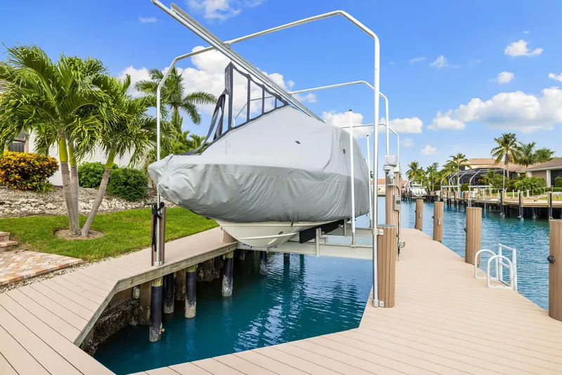Slide: The Image of Boston Whaler 320 Vantage 2022 - 54