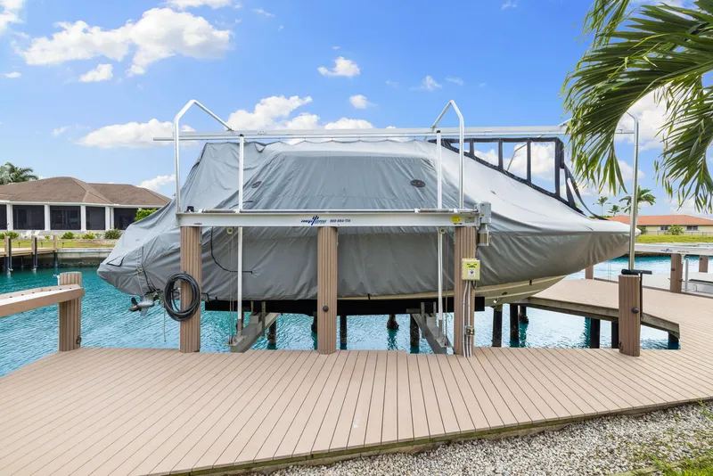 Slide: The Image of Boston Whaler 320 Vantage 2022 - 55