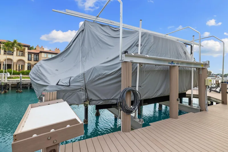 Slide: The Image of Boston Whaler 320 Vantage 2022 - 57