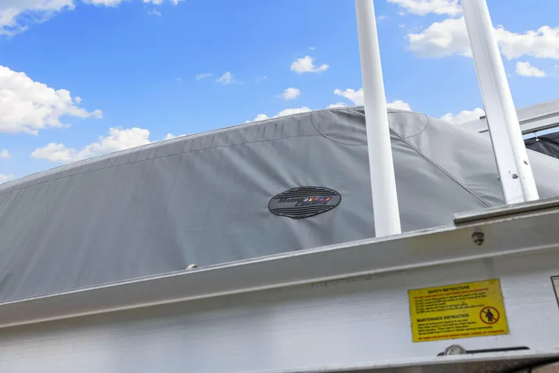 Slide: The Image of Boston Whaler 320 Vantage 2022 - 59