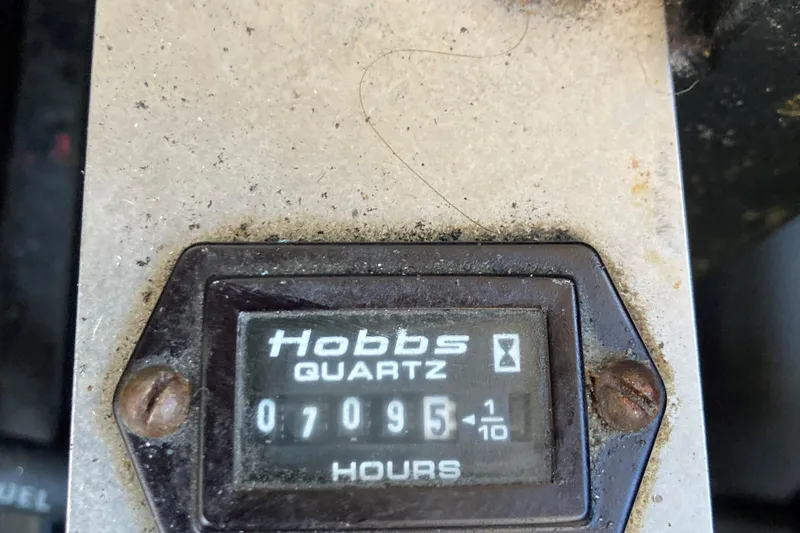 Slide: The Image of Hobbs Quartz hour meter showing 709.5 hours on a 2001 Chris-Craft 26 Constellation. - 12