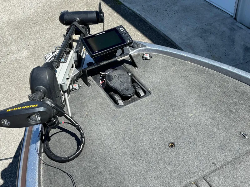 Slide: The Image of 2019 Skeeter ZX 250 boat deck with trolling motor and fish finder. - 4