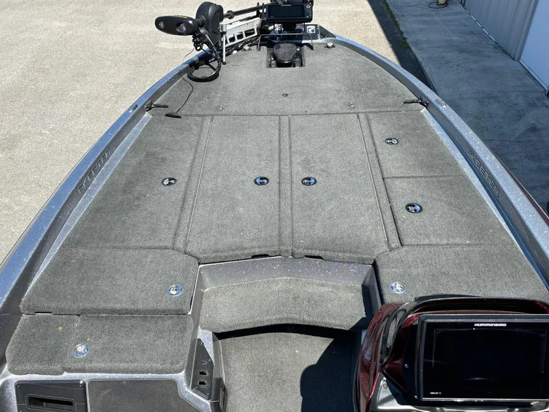 Slide: The Image of 2019 Skeeter ZX 250 boat deck with carpeted surface and mounted equipment. - 6