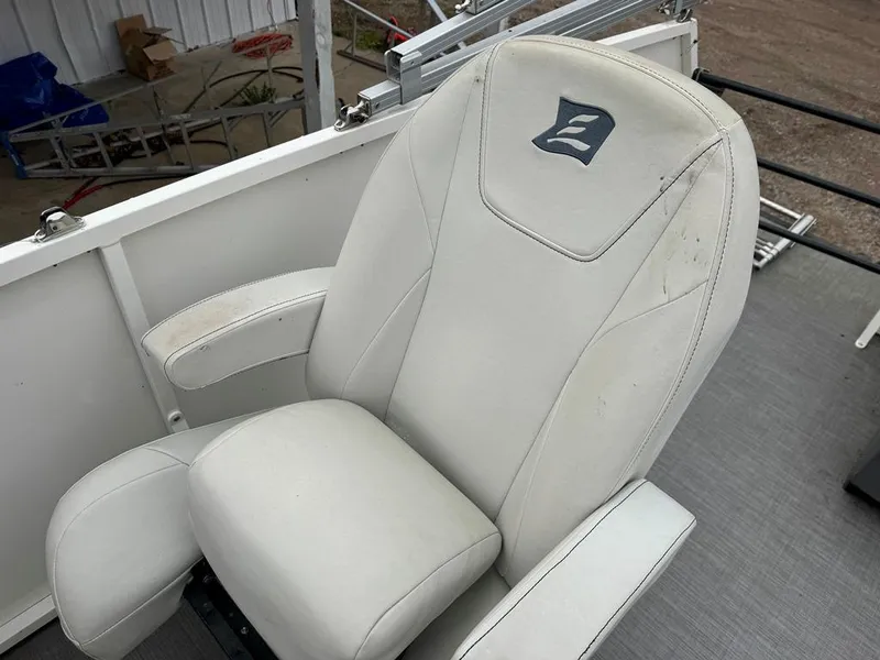 Slide: The Image of White captain's chair on 2017 Larson Escape Cruze boat deck. - 12