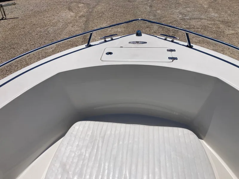 Slide: The Image of 2007 Edgewater 205CC boat bow with seating and storage compartment. - 9