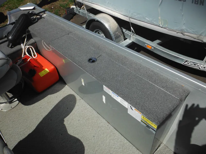 Slide: The Image of 2006 Alumacraft Lunker 165 LTD CS boat interior with storage compartment and fuel tank. - 17