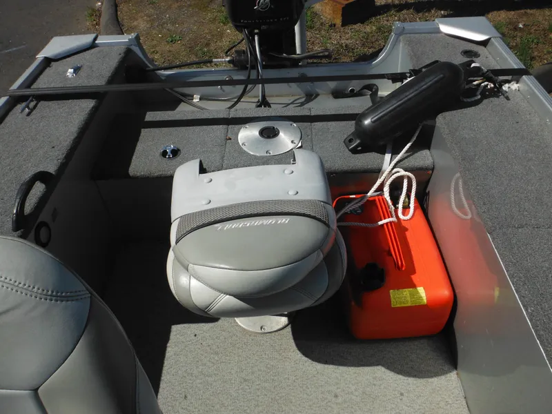 Slide: The Image of 2006 Alumacraft Lunker 165 LTD CS boat interior with seating and equipment. - 21