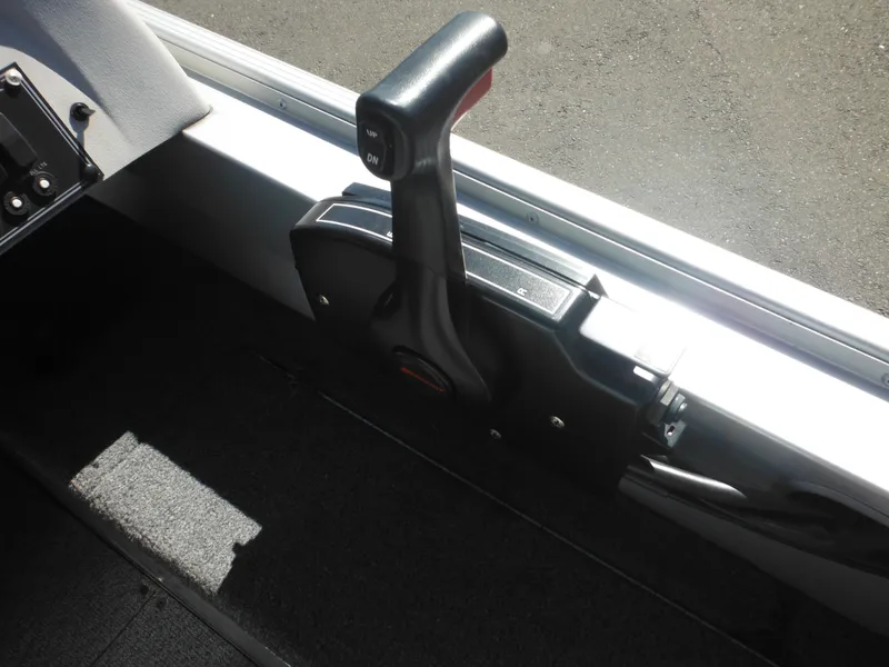 Slide: The Image of Throttle control lever in a 2006 Alumacraft Lunker 165 LTD CS boat. - 25