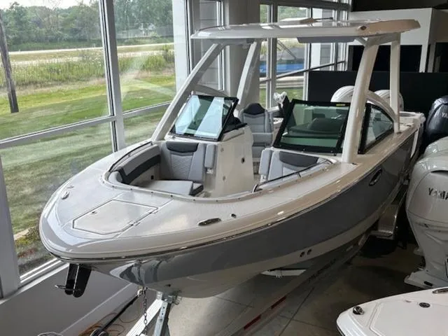 The Image of Robalo R257 Dual Console 2025 - 1