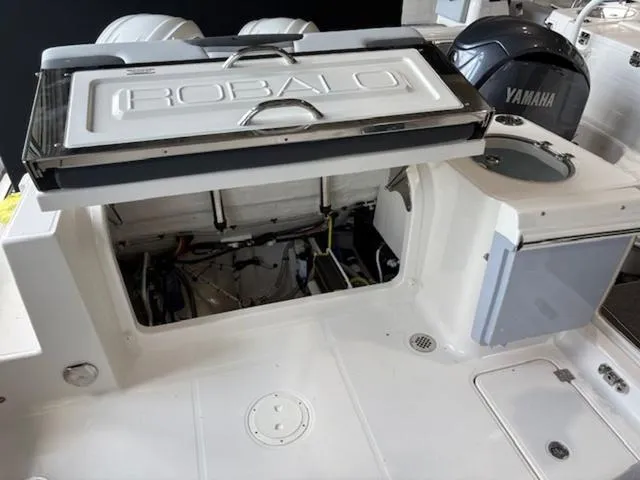 Slide: The Image of Robalo R257 Dual Console 2025 - 10
