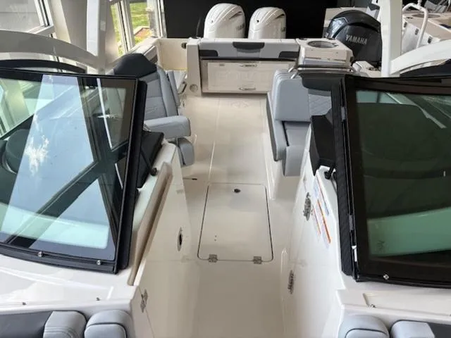 Slide: The Image of Robalo R257 Dual Console 2025 - 13