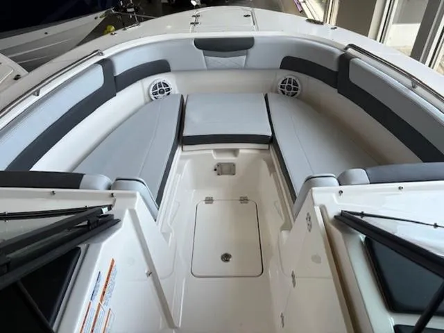 Slide: The Image of Robalo R257 Dual Console 2025 - 3