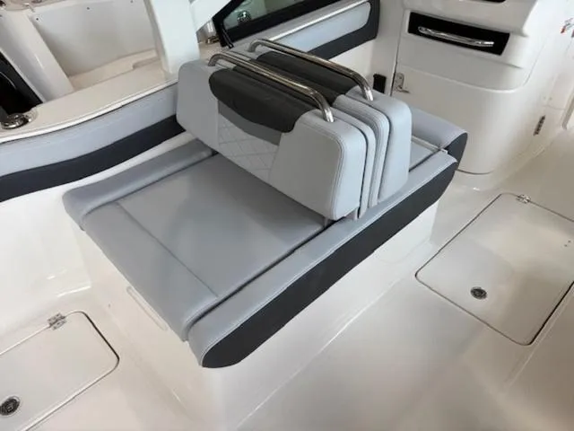 Slide: The Image of Robalo R257 Dual Console 2025 - 5