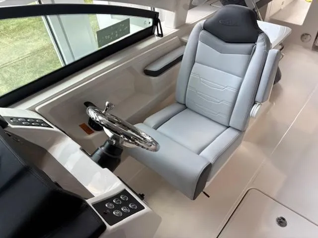 Slide: The Image of Robalo R257 Dual Console 2025 - 9