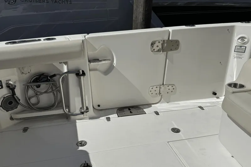 Slide: The Image of Boston Whaler 380 Outrage 2021 - 15