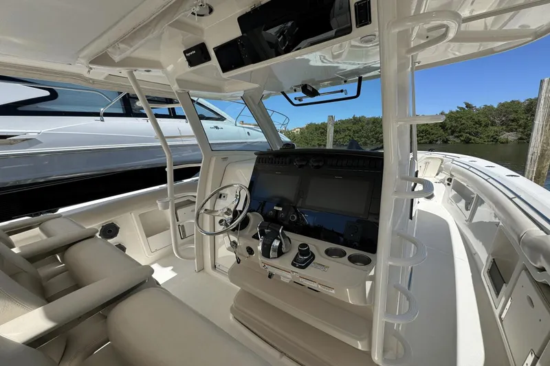 Slide: The Image of Boston Whaler 380 Outrage 2021 - 19
