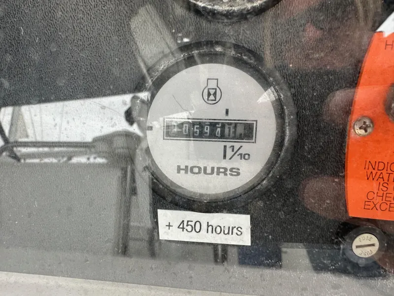 Slide: The Image of Hour meter showing 591.1 hours on a 2007 Hunter 44 Deck Salon boat. - 32