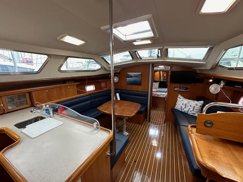 Slide: The Image of Hunter 44 Deck Salon 2007 - 60