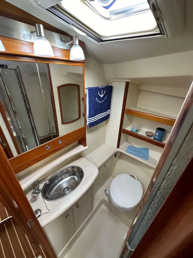 Slide: The Image of Hunter 44 Deck Salon 2007 - 71