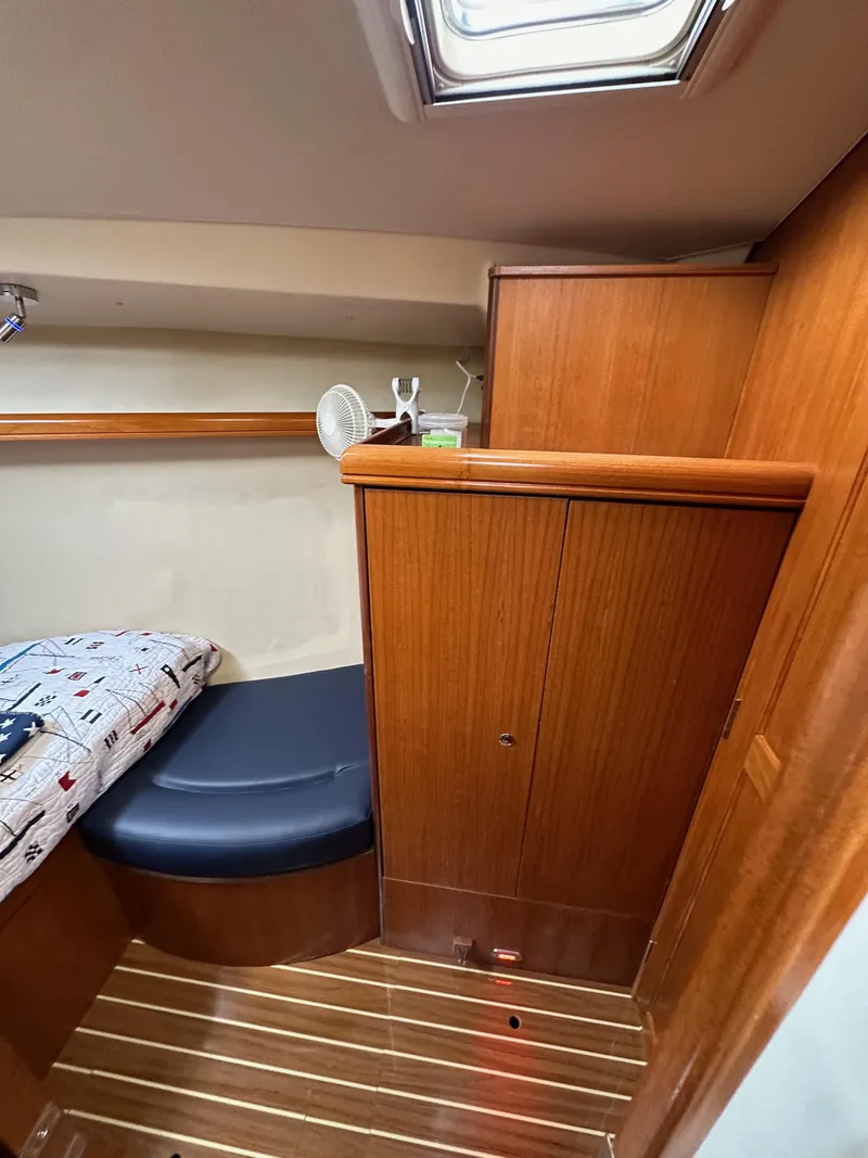 Slide: The Image of Hunter 44 Deck Salon 2007 - 74