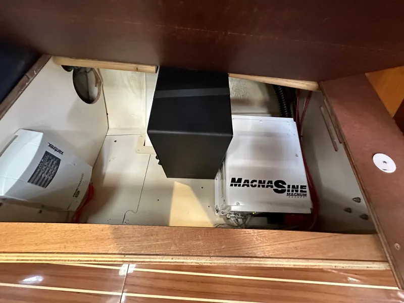 Slide: The Image of Hunter 44 Deck Salon 2007 - 88