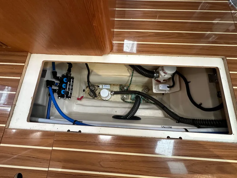 Slide: The Image of Hunter 44 Deck Salon 2007 - 89